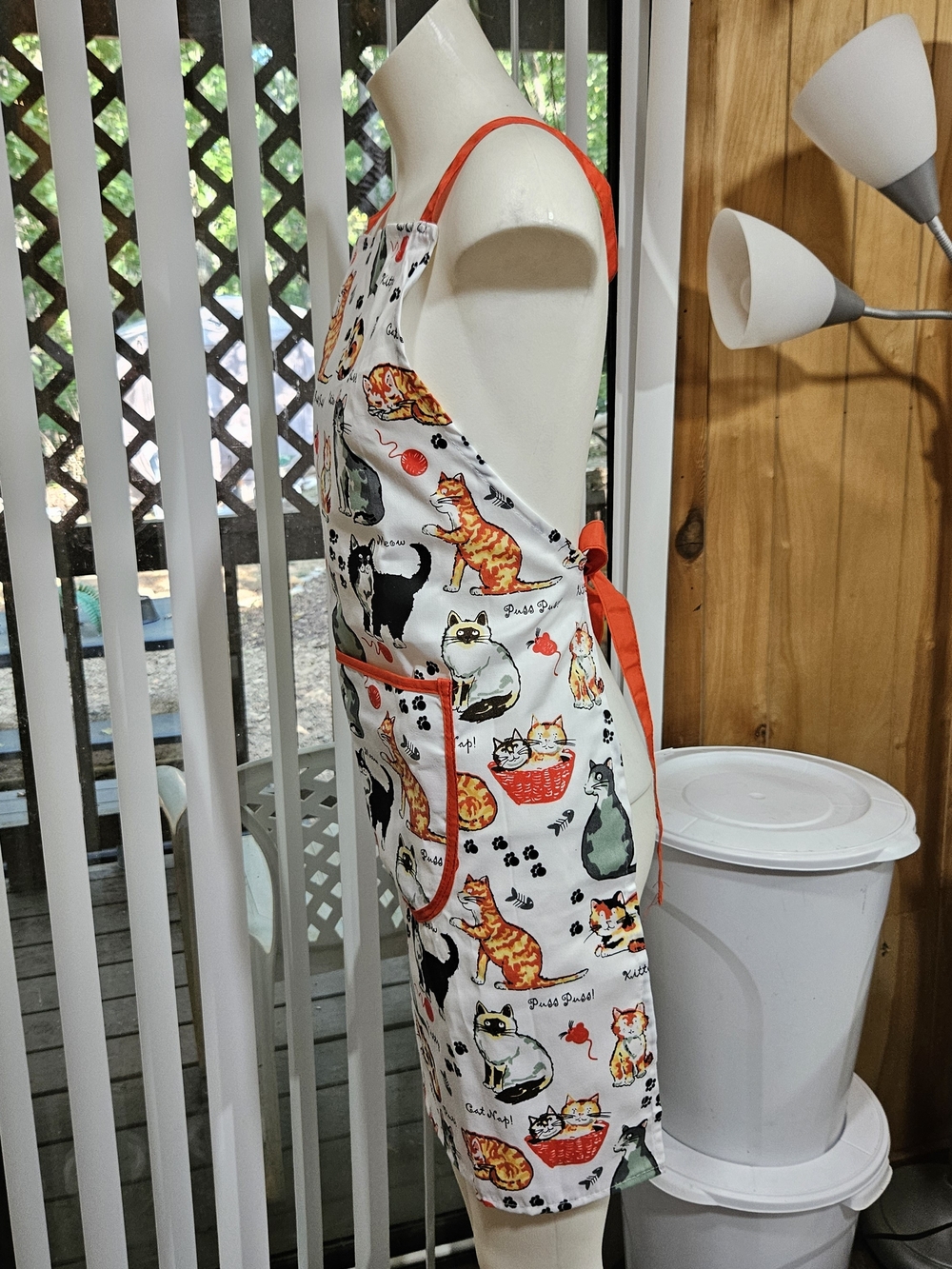 CAT LOVER Novelty Kitchen Apron Front Pocket Red Trim All Over Kitten Print - Picture 8 of 10